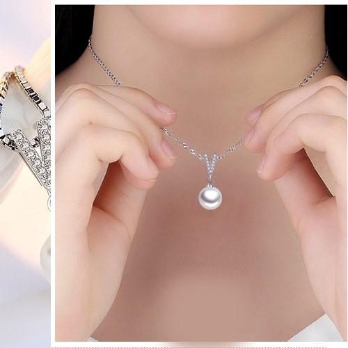 Dây chuyền ngọc trai nhân tạo chữ V đá nhân tạo BHDC107