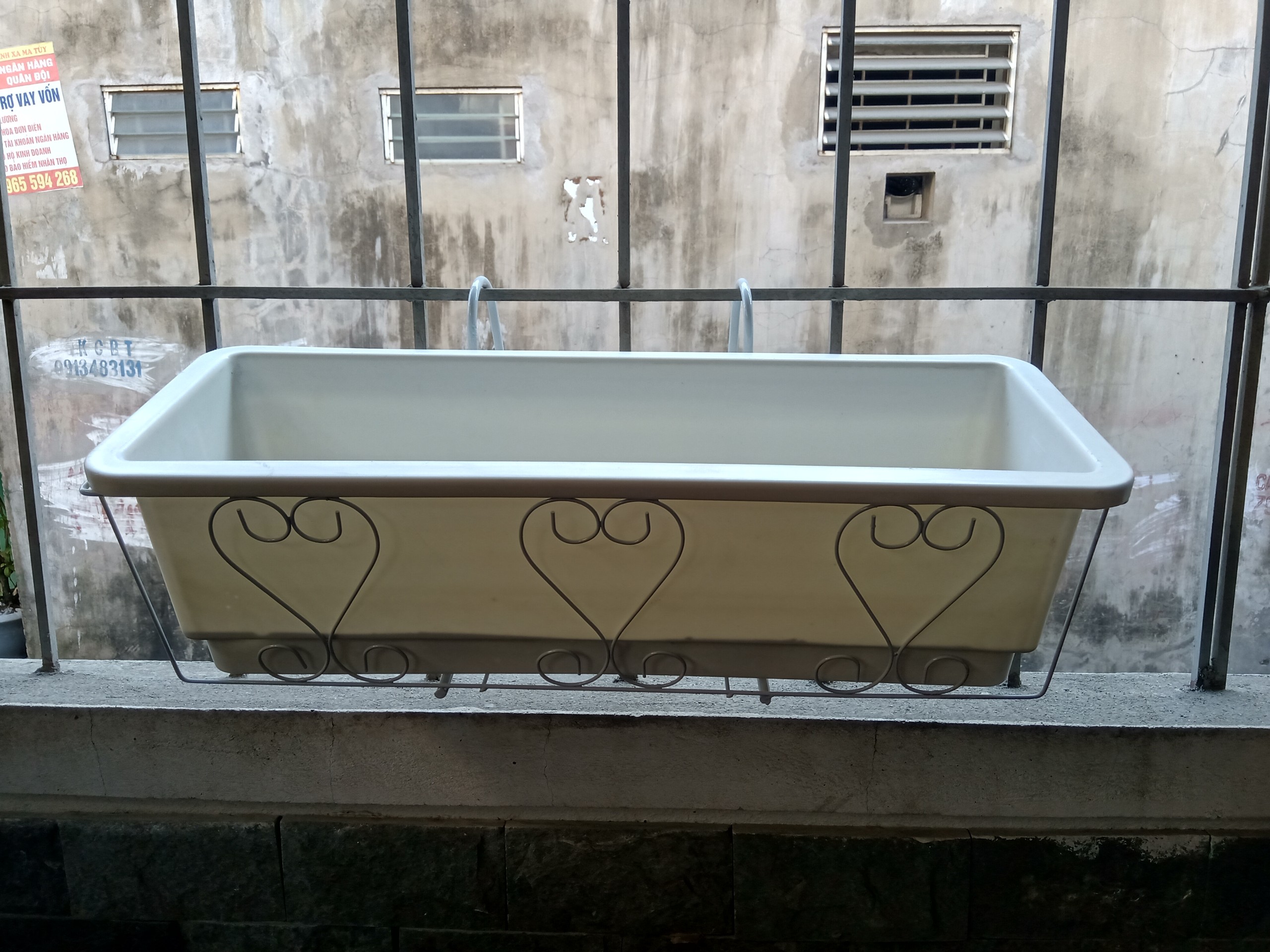 Móc treo ban công kèm chậu thông minh màu trắng 67x24x20 cm