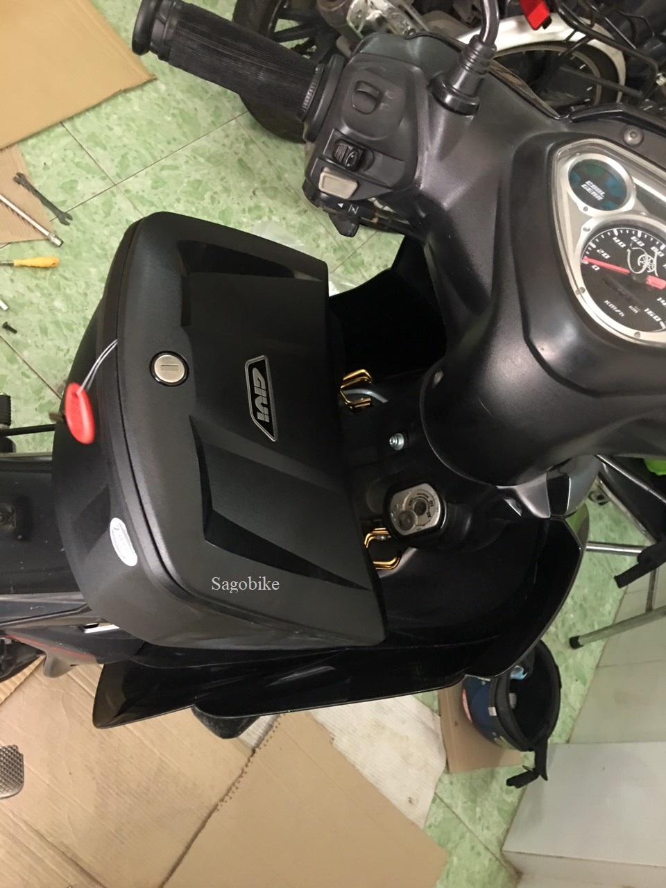 Thùng giữa givi G12N kèm bát gắn cho xe Jupiter RC