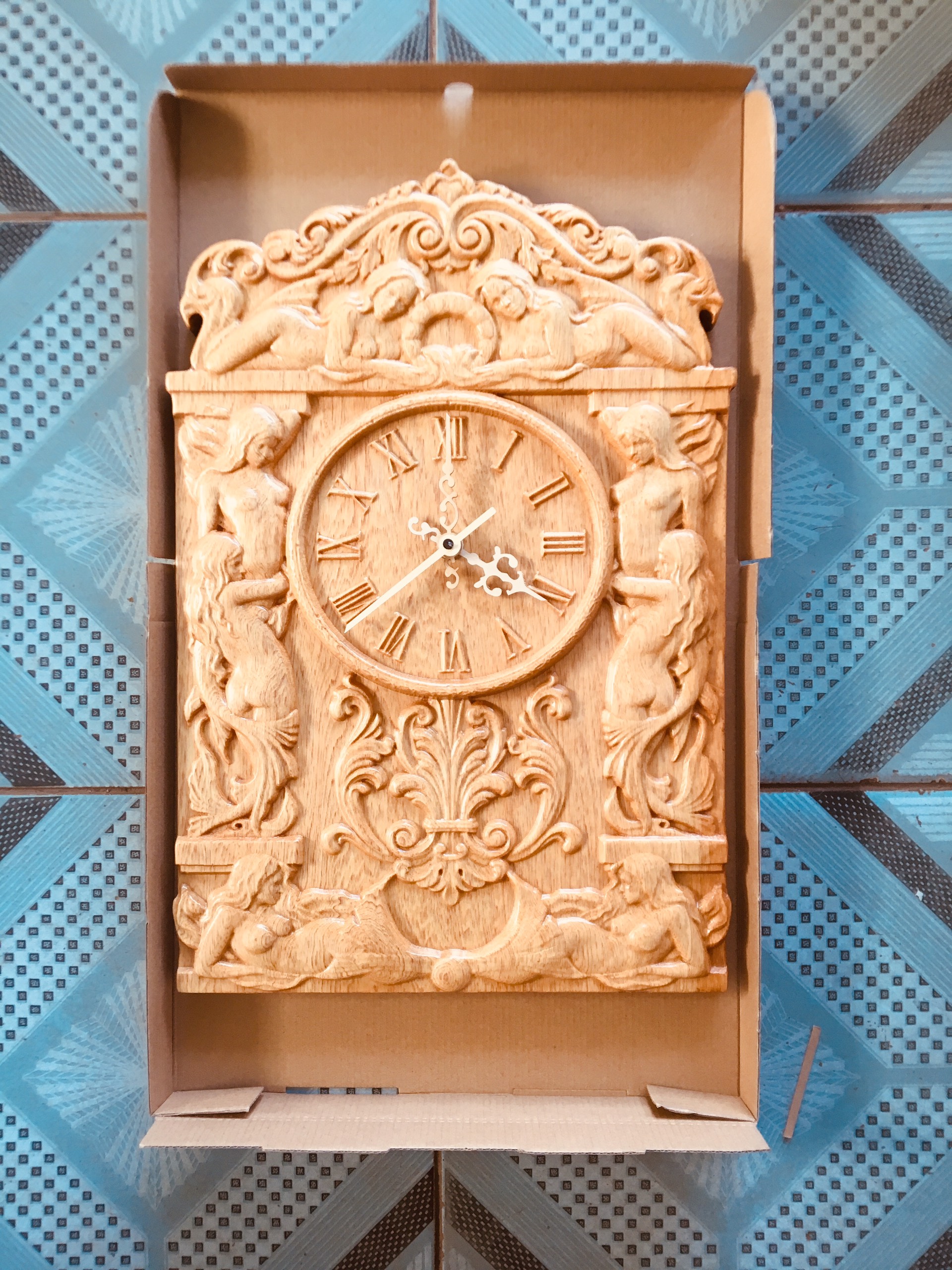 Đồng hồ Gỗ pơ mu - Hình 8 nàng tiền cá - Sang trọng - quý phái !