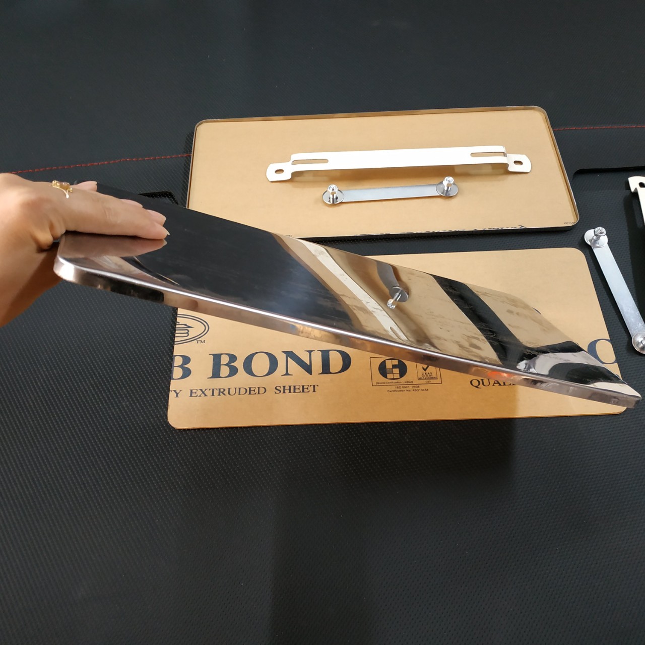 Bộ 2 khung biển số ô tô có logo trang trí khung inox gò mép chống nước dùng cho biển vận tải và biển mới đăng kí