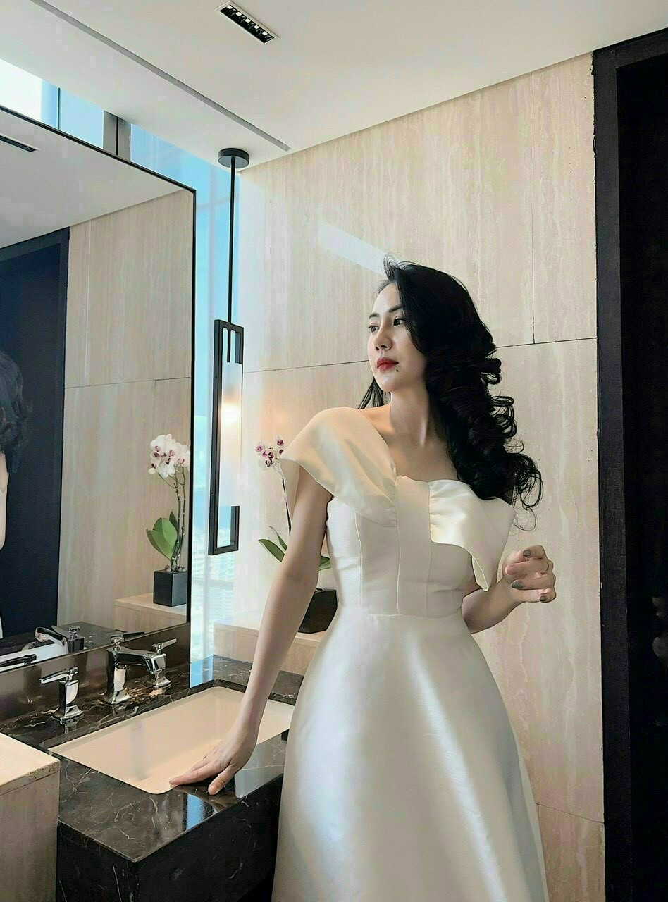 Đầm dự tiệc trễ vai màu trắng có mút ngực