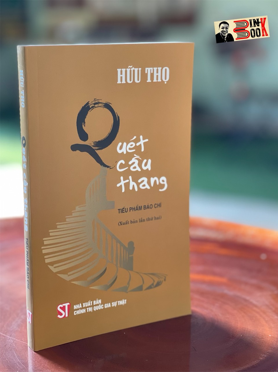 [tuyển tập báo chí bút chiến HỮU THỌ] QUÉT CẦU THANG – tiểu phẩm báo chí – NXB CTQG Sự Thật