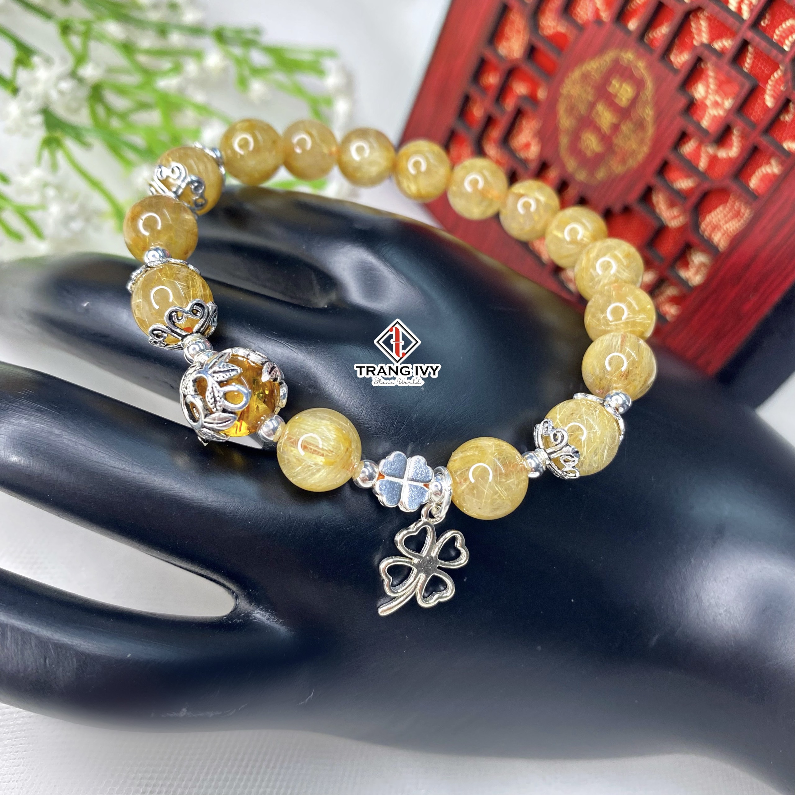 Vòng Tay Thạch Anh Tóc Vàng Mix Charm Cỏ Bốn Lá