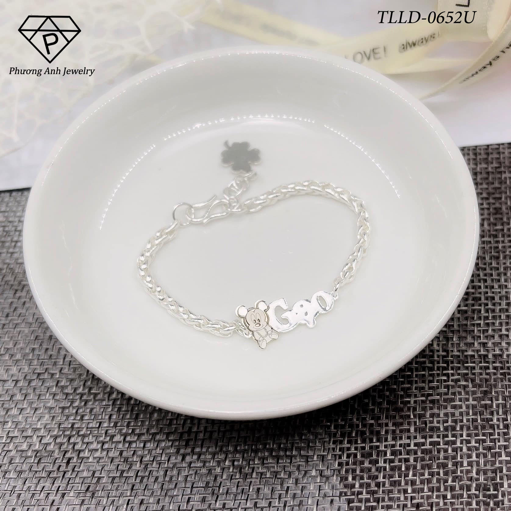 Lắc tay chữ cho bé kết hợp charm cỏ 4 lá may mắn và hình con giáp cho bé. chất liệu bạc ta nguyên chất