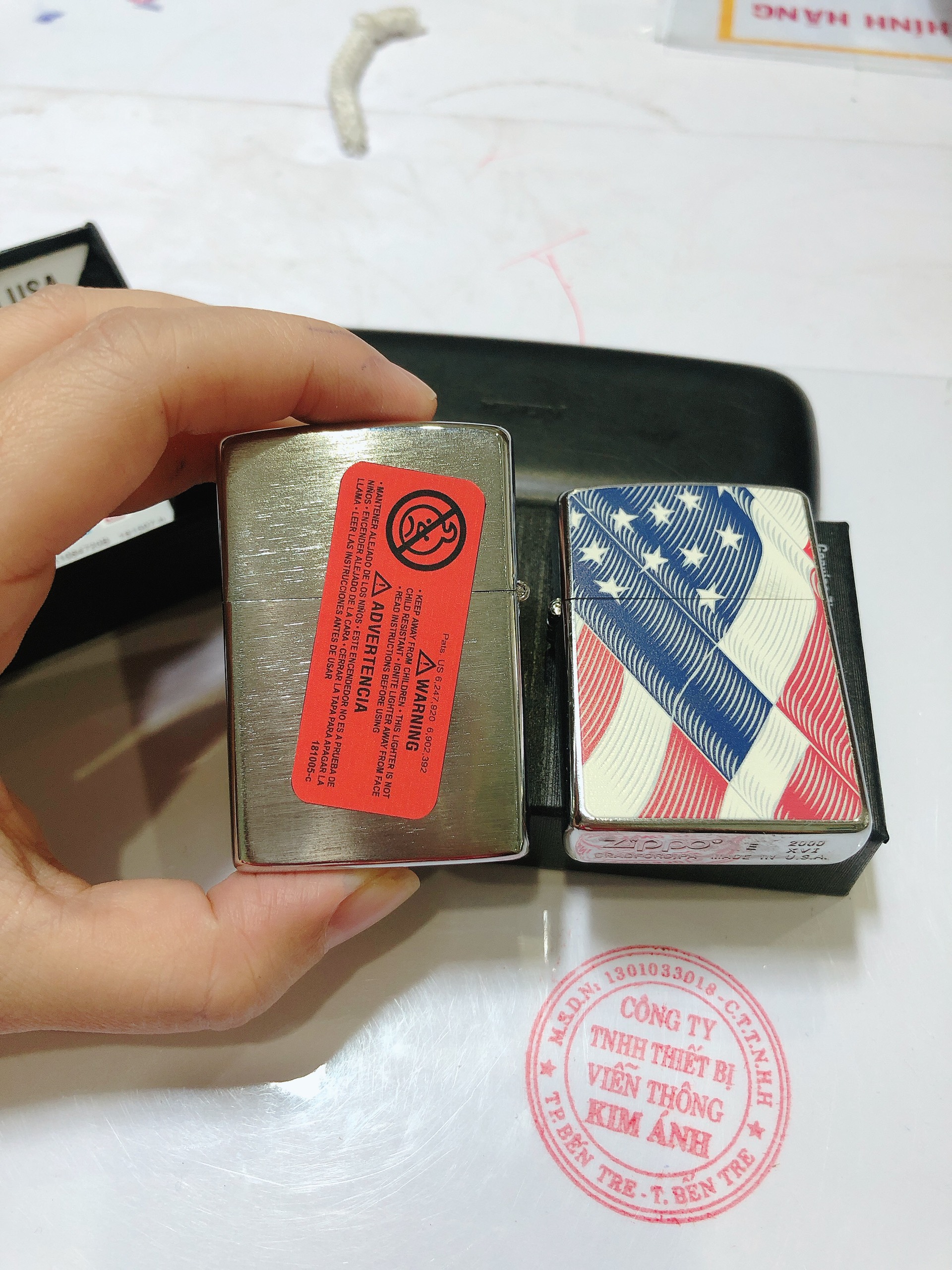 Bật Lửa Zippo La mã mẫu Bạc Xước in sơn hoạ tiết Lá Cờ Mỹ, Vỏ Đổng, CÓ TEM ĐỎ