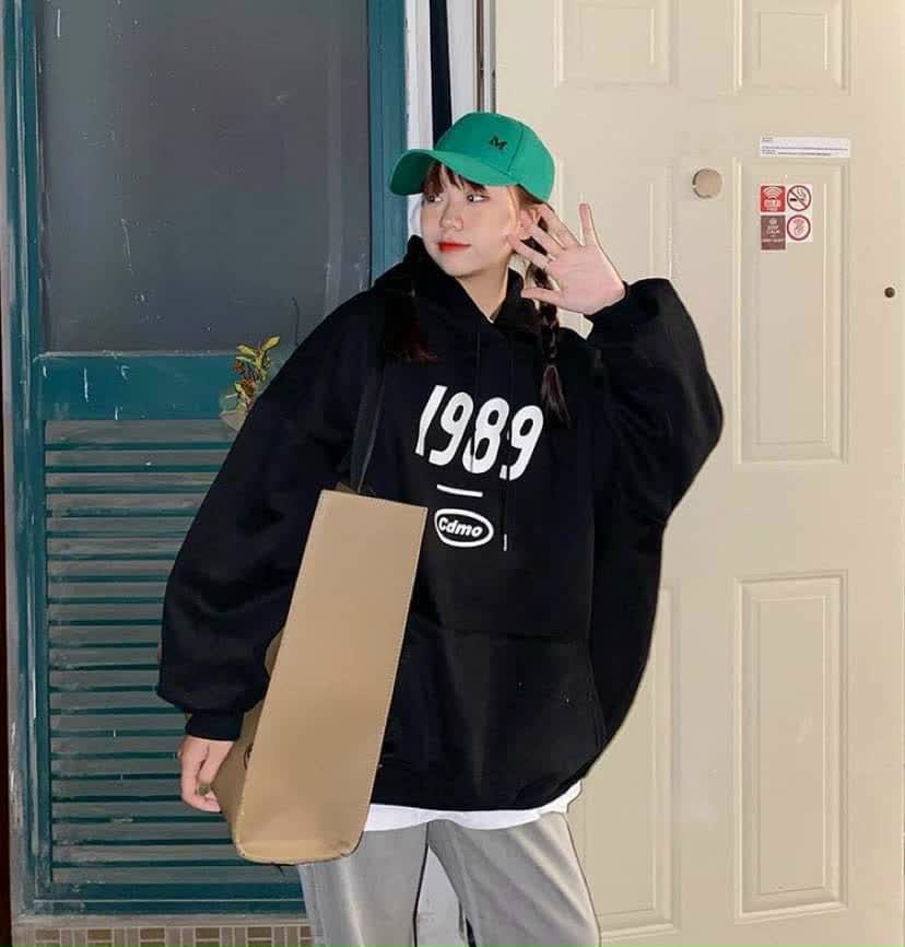 ÁO KHOÁC HOODIE NỈ NGOẠI họa tiết in số 1989 có 2 màu đen kem
