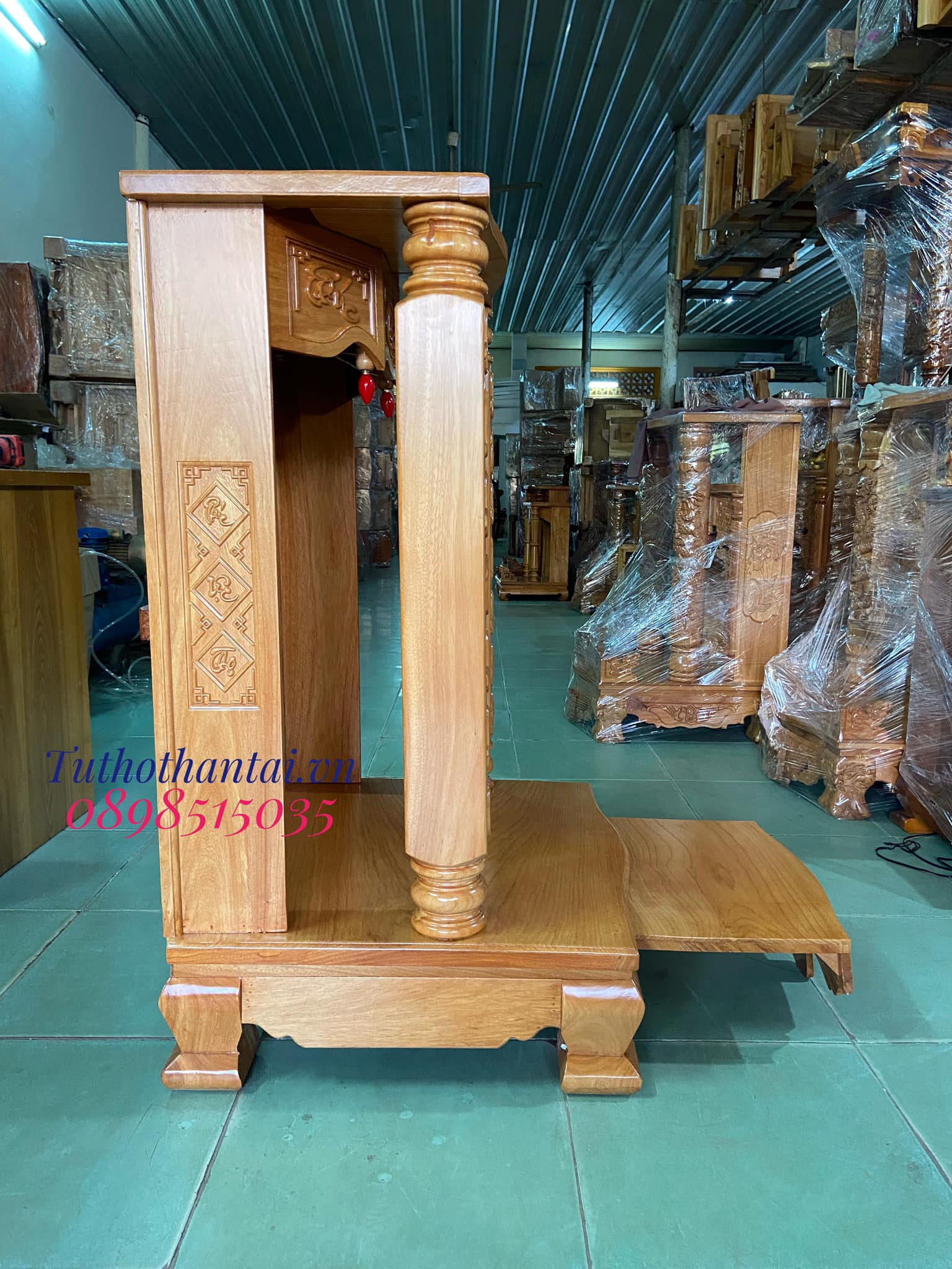 Bàn thờ thần tài cột vuông khắc chữ 68 x 107cm