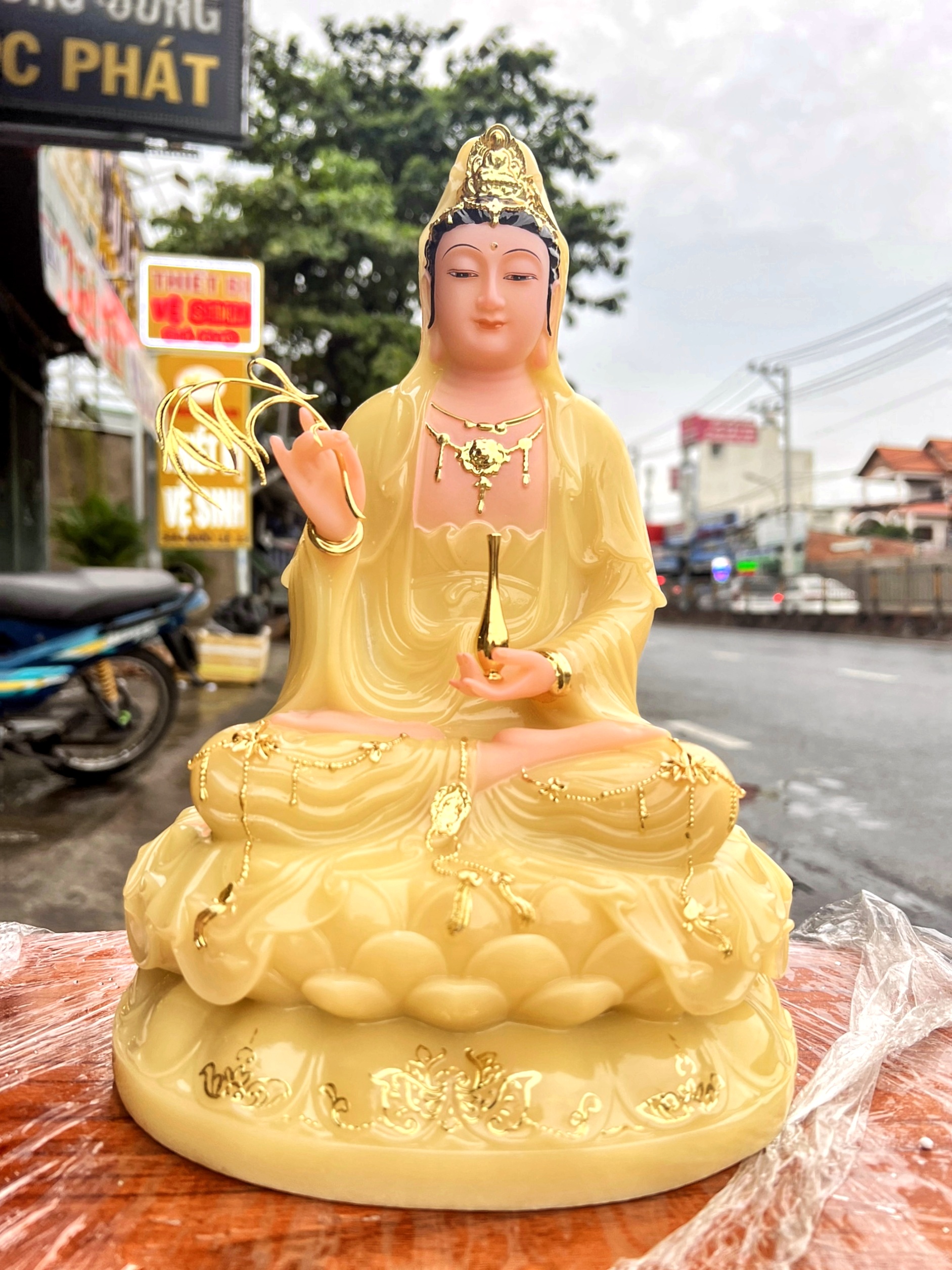 Tượng Quan Âm ngồi đài sen đá nhập khẩu cao cấp cao 30cm – Màu Vàng