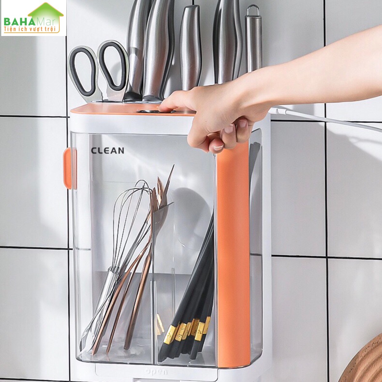 HỘP KHỬ TRÙNG UV CÓ GIÁ CẮM DAO VÀ HỘP ĐỰNG ĐŨA THÌA - TREO TƯỜNG KHÔNG CẦN KHOAN TƯỜNG "BAHAMAR"Có các hạt đèn khử trùng tia cực tím sâu UVC giúp khử trùng toàn diện hơn.