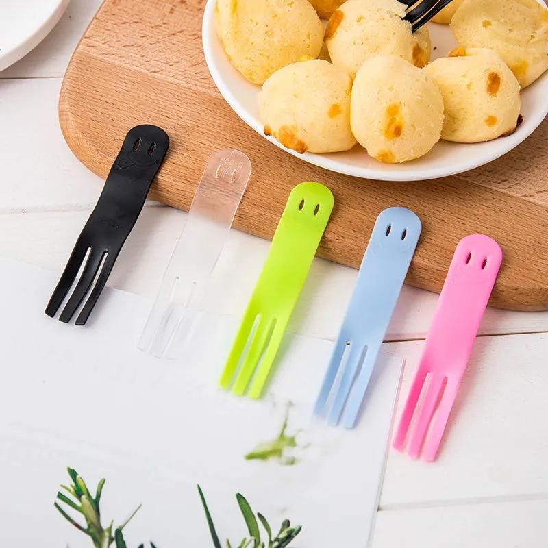 Nĩa nhựa trong suốt để ăn trái cây dùng một lần tiện lợi