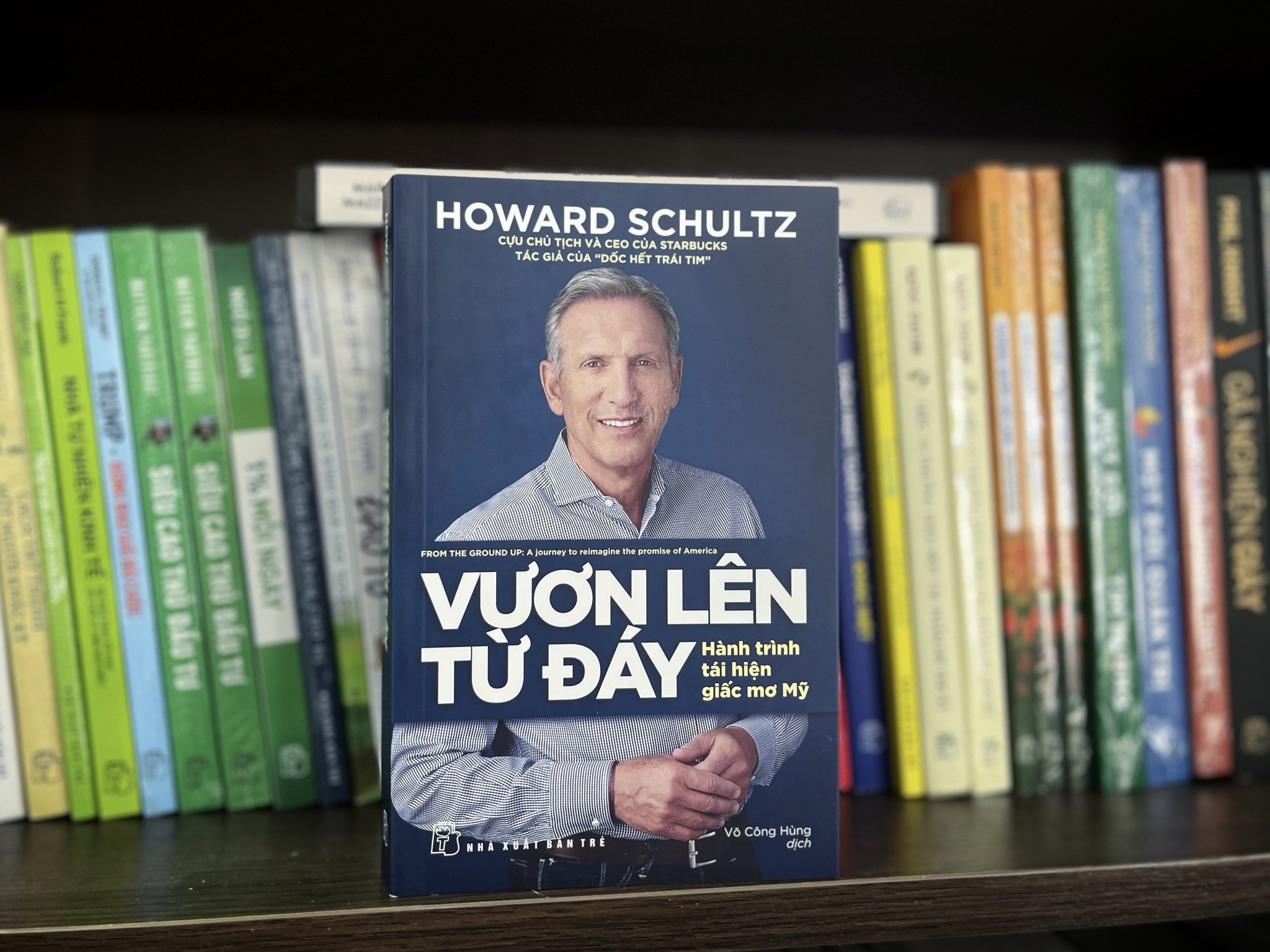 VƯƠN LÊN TỪ ĐÁY - Hành Trình Tái Hiện Giấc Mơ Mỹ - Howard Schultz - Võ Công Hùng dịch (bìa mềm)