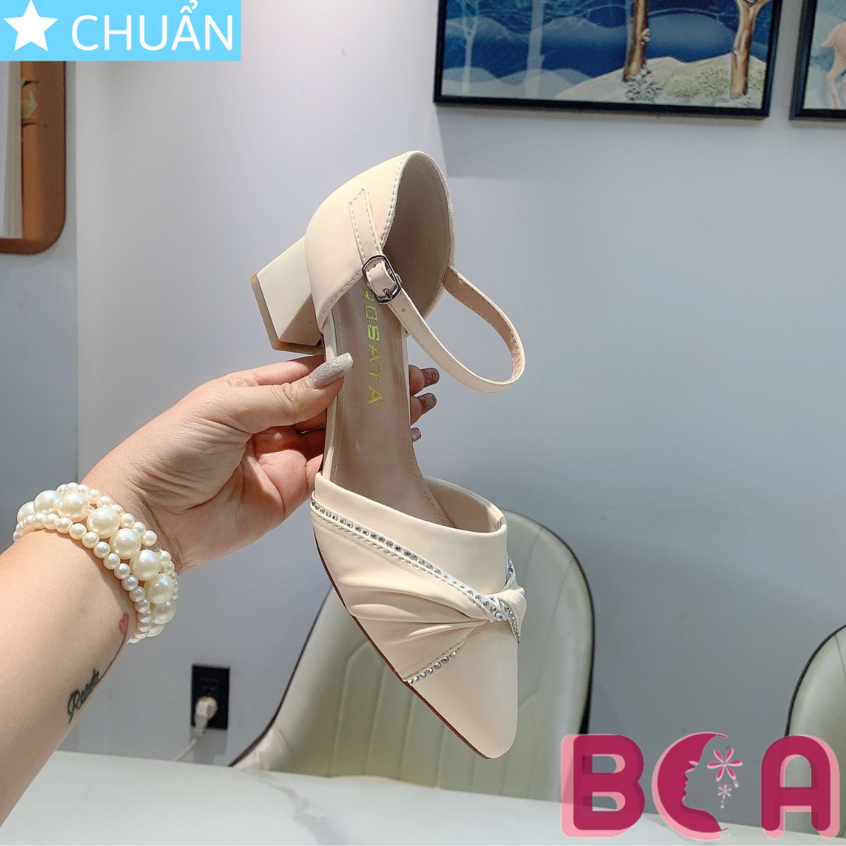 Giày nữ bít mũi gót vuông 4 phân RO627 ROSATA tại BCASHOP quai ôm cổ chân xịn xò, cách điệu thêm những hạt đá lấp lánh