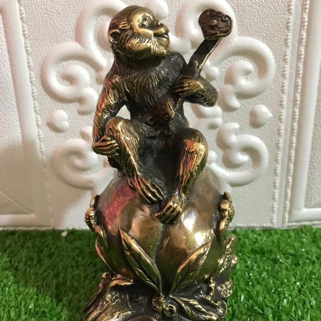 Tượng đồng khỉ đào như ý