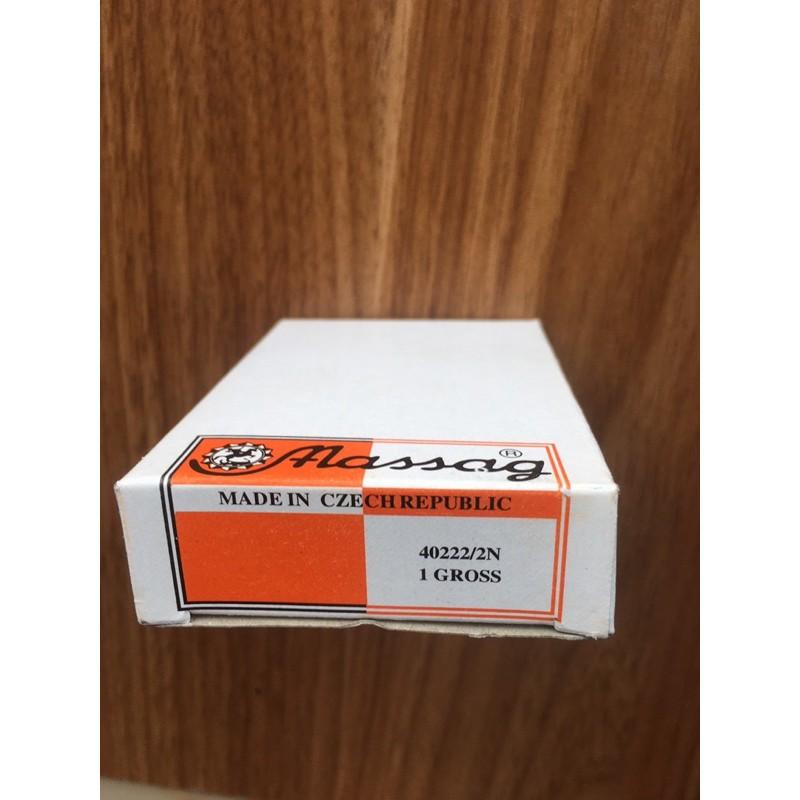 1 hộp móc quần tây gồm 75 bộ móc quần