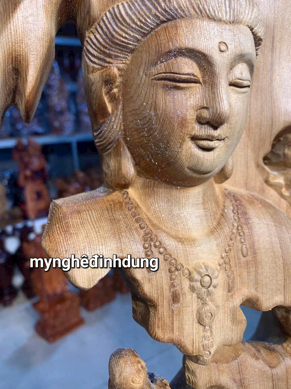 Tượng điêu khắc nhất tâm bái phật bằng gỗ ngọc am thơm nức kt cao 50x20x10cm