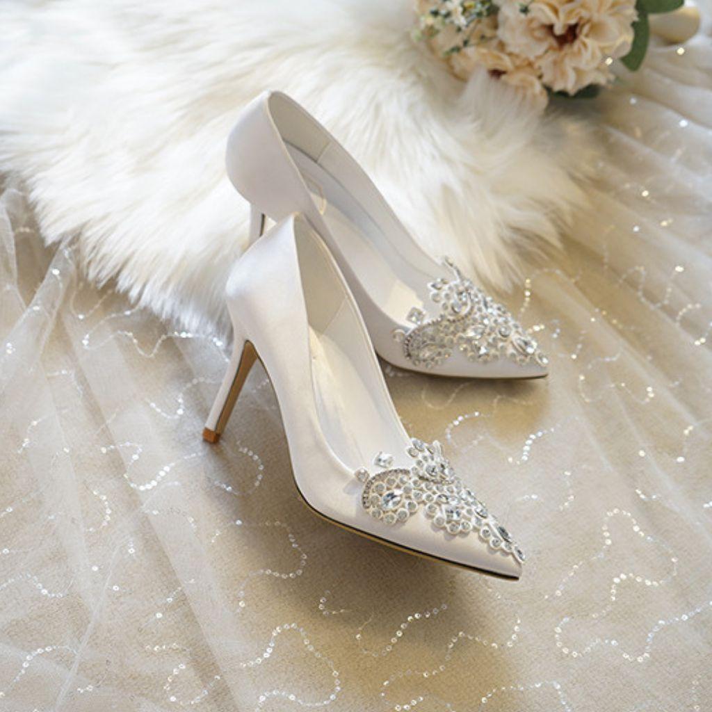 Giày cao gót, giày cưới cô dâu chất liệu lụa satin màu trắng mũi nhọn đính đá cao cấp - GCCD030