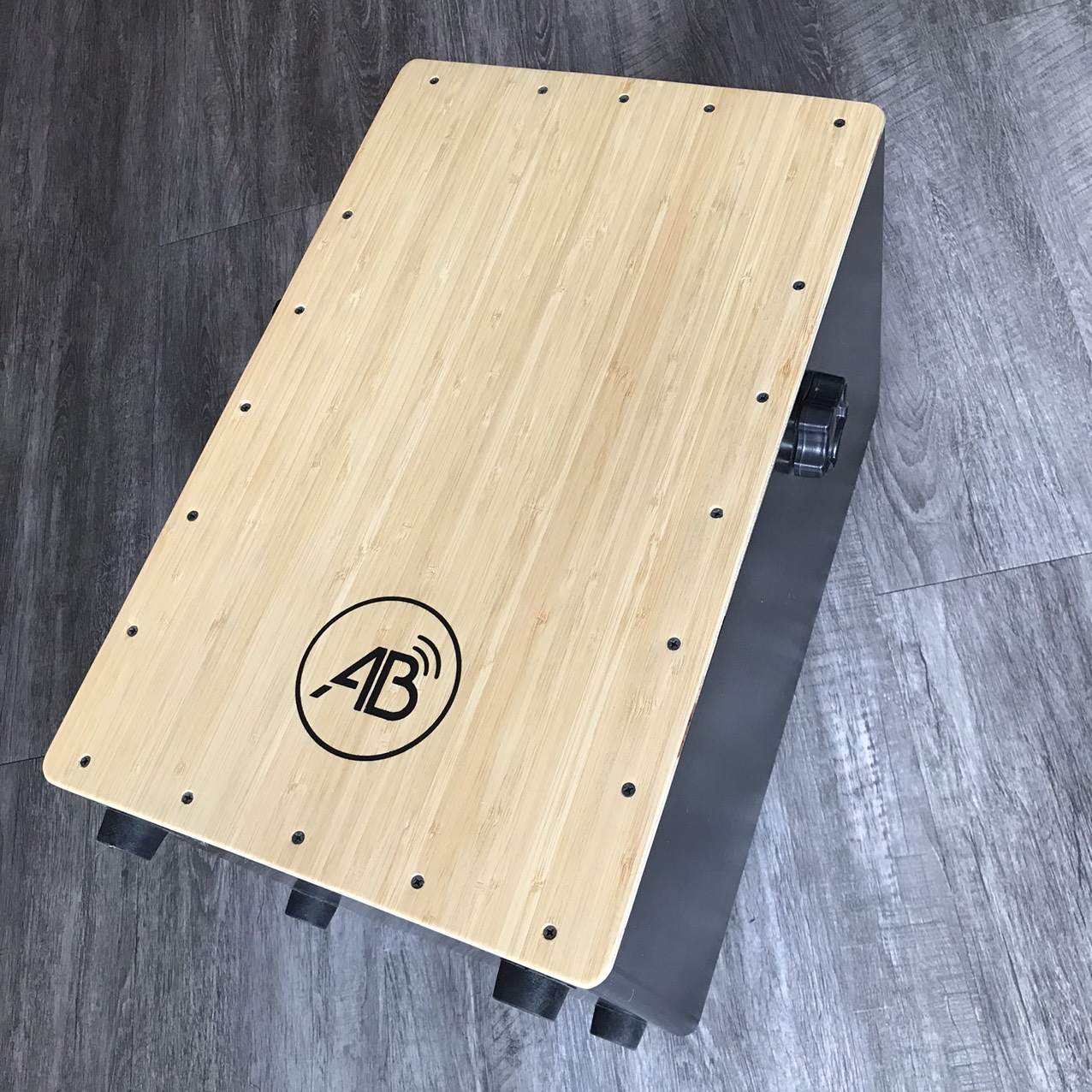 Trống cajon có tay vặn căn chỉnh AB AB02