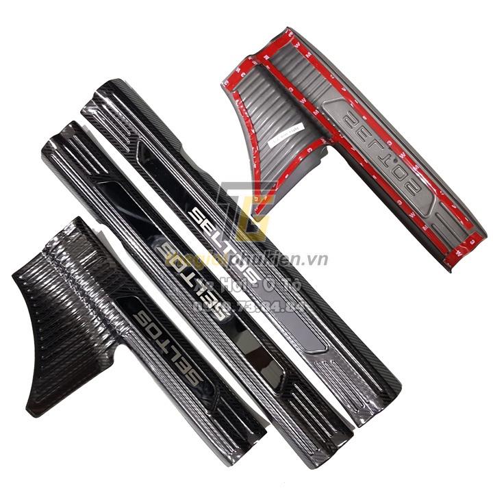 BỘ SẢN PHẨM Nẹp bước chân và ốp chống trầy cốp Kia Seltos - Mẫu vân Carbon