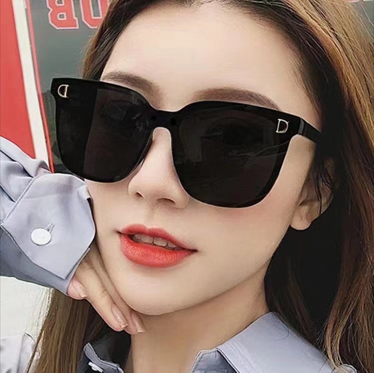 Kính râm đen gọng to , kính mát  nam nữ , chống tia UV , chống bụi ,phong cách thời trang Hàn Quốc , hiện đại , trẻ trung , sôi động và cá tính  , kèm hộp đựng sang trọng