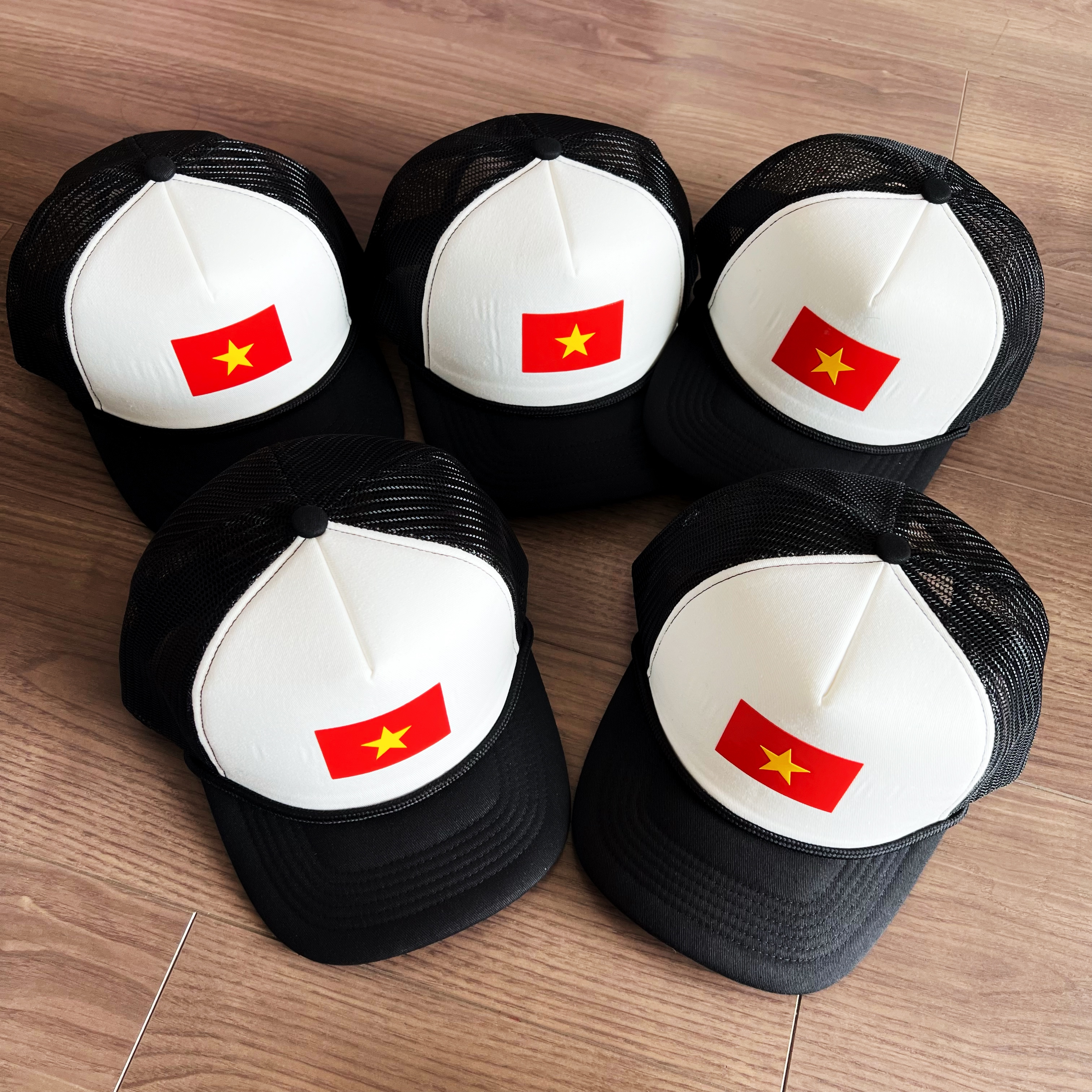 Nón Mút Foam Lưỡi Trai Vành Cong fom Trucker logo lá cờ Việt Nam chất liệu silicon nổi 3D LƯỚI  quai cài nút Brand One Hat - nón thuộc dòng gọn fom