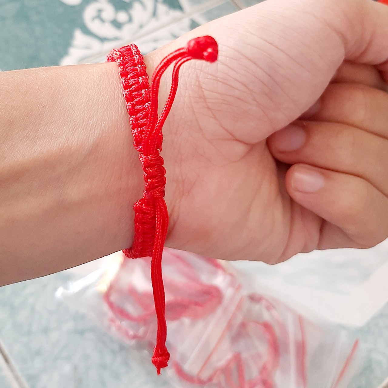 Vòng tay nam nữ tì hưu vải chỉ đỏ rút kéo may mắn