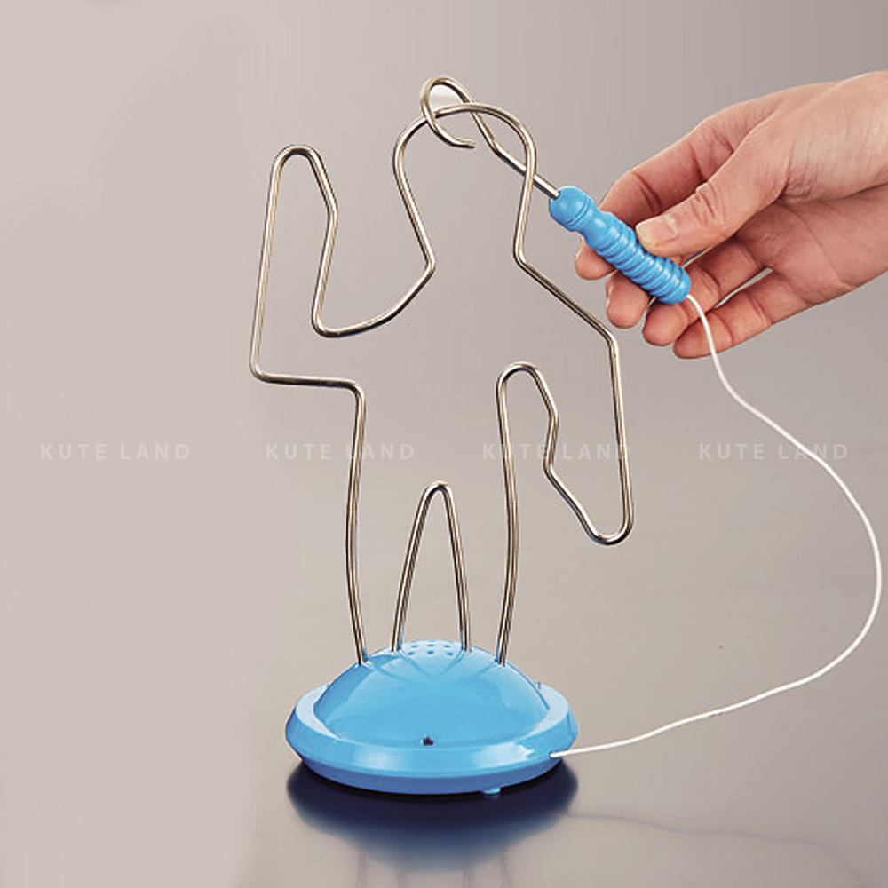 Trò chơi Buzz Wire thử thách luồn tay qua khuôn kiểm tra độ tỉnh táo trên bàn nhậu Drinking Game