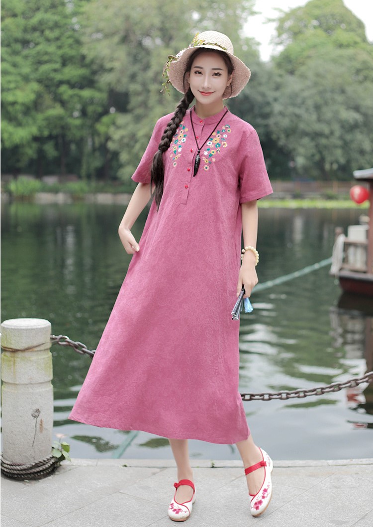 Váy linen hồng thêu hoa trước ngực dáng dài, đầm suông linen hoa nữ phong cách thanh lịch ARCTIC HUNTER