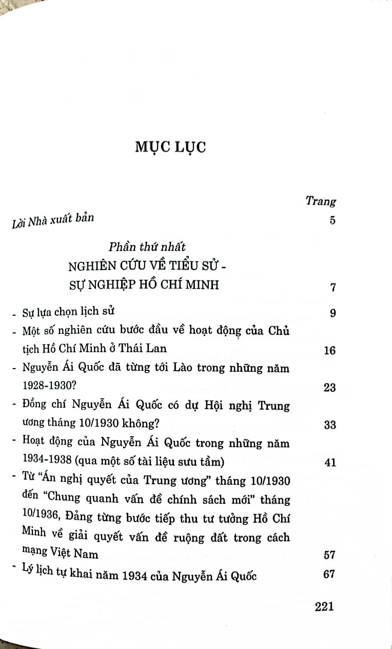 Bông sen trắng giữa lòng Hà Nội