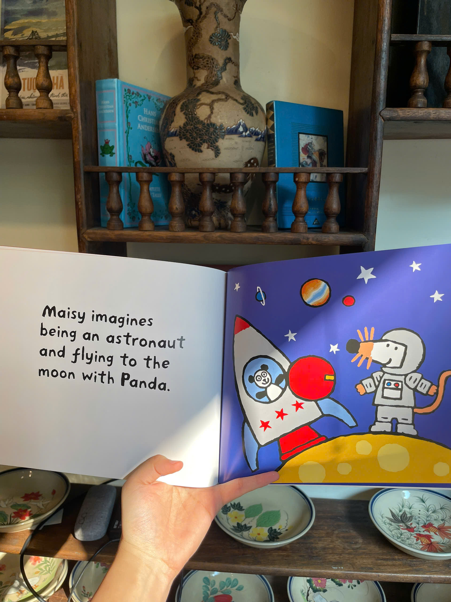 Sách - Maisy Goes to the Museum by Lucy Cousins - Children Picture Story book in English - Ngoại Văn