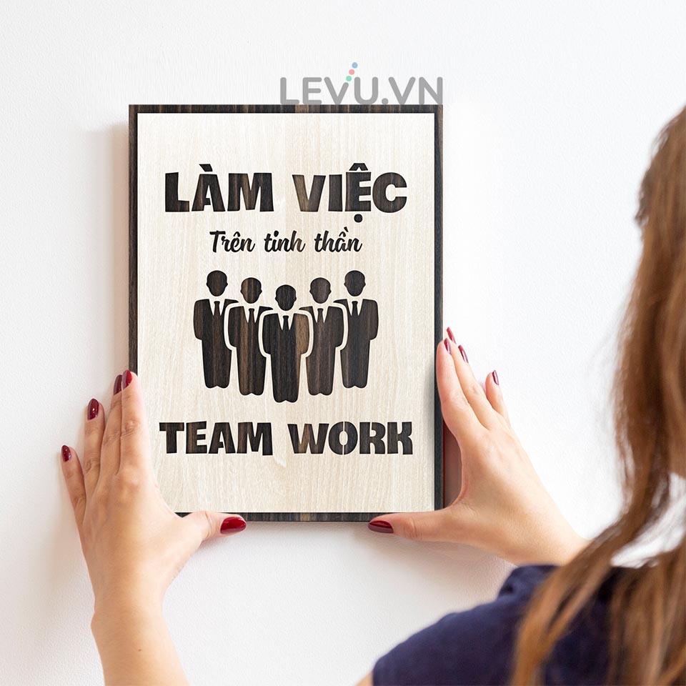 Tranh Poster Chất LEVU LV065 "Làm việc trên tinh thần teamwork"