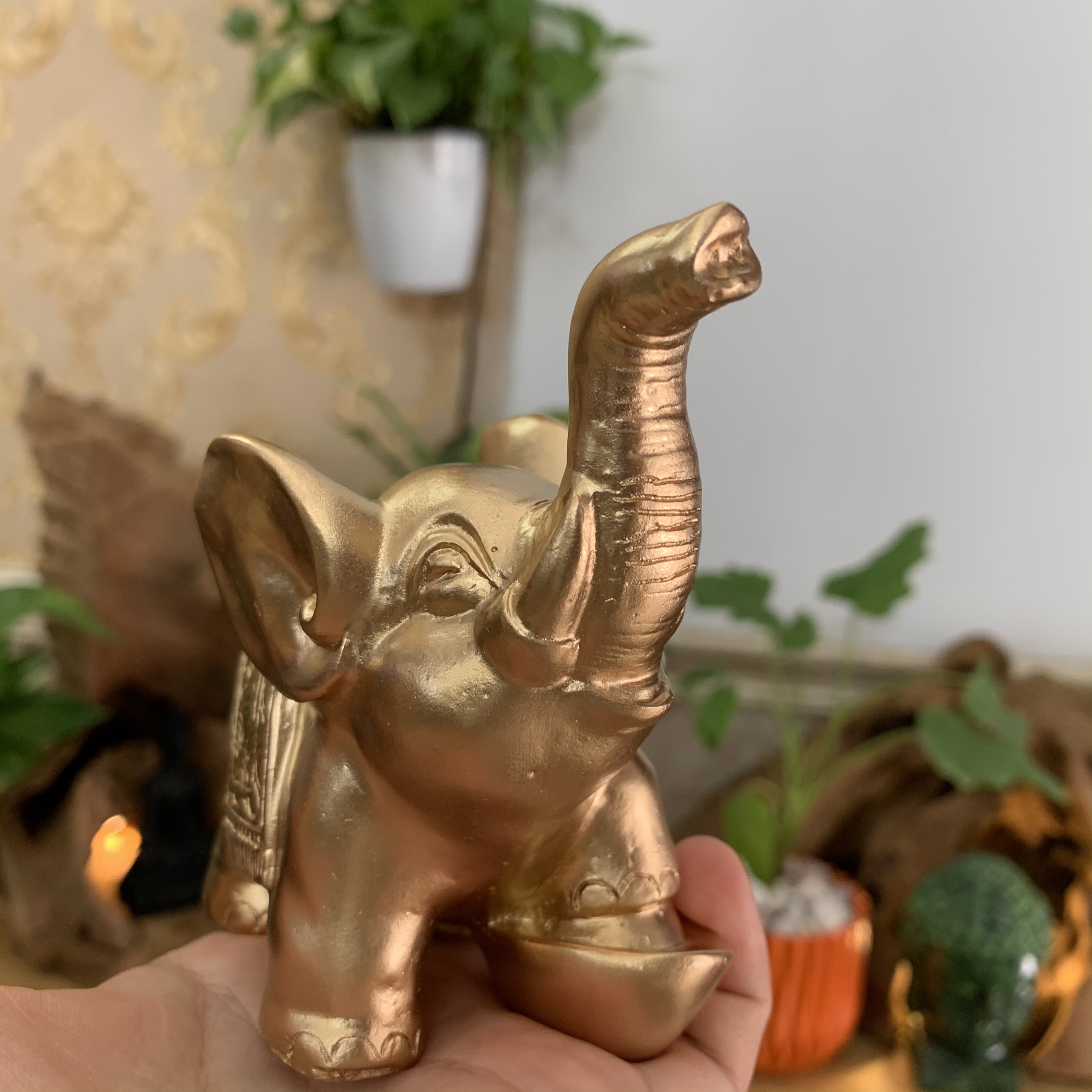 [Linh vật phong thủy] Tượng voi đá trang trí phong thủy dáng voi đạp thỏi vàng chiêu giữ tài lộc - Cao 11cm - Màu Nhũ Đồng