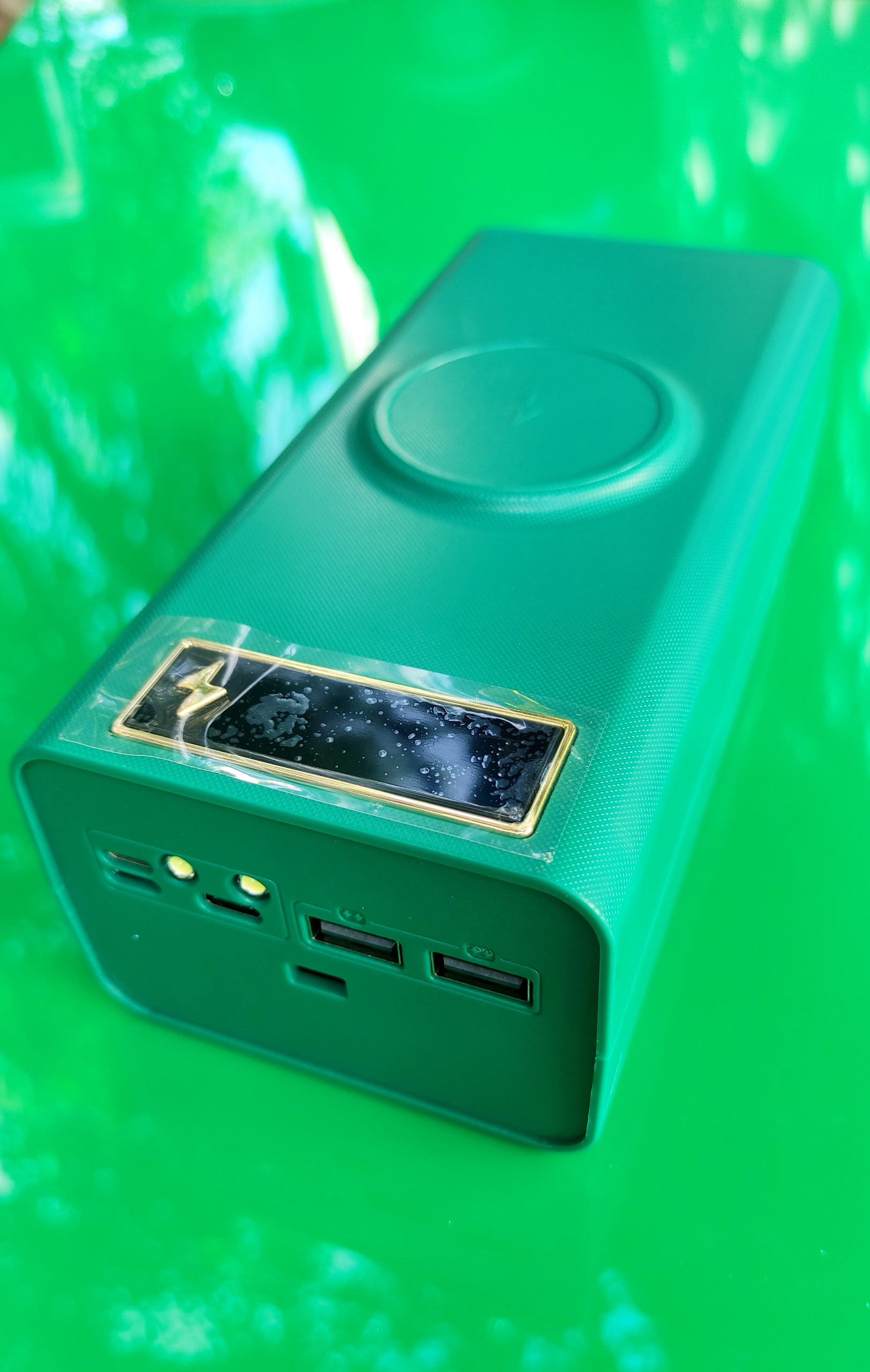 Box sạc dự phòng 21 cell 18650 sạc không dây, có đèn LED 3 cổng vào micro USB Type-C  nắp trượt và dây da cao cấp màu xanh lá