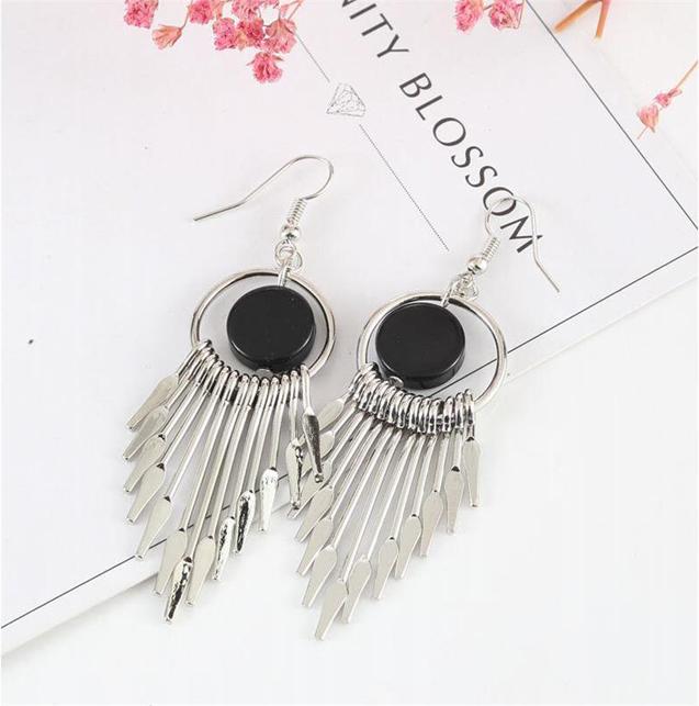 Bông tai móc tròn thả tua rua