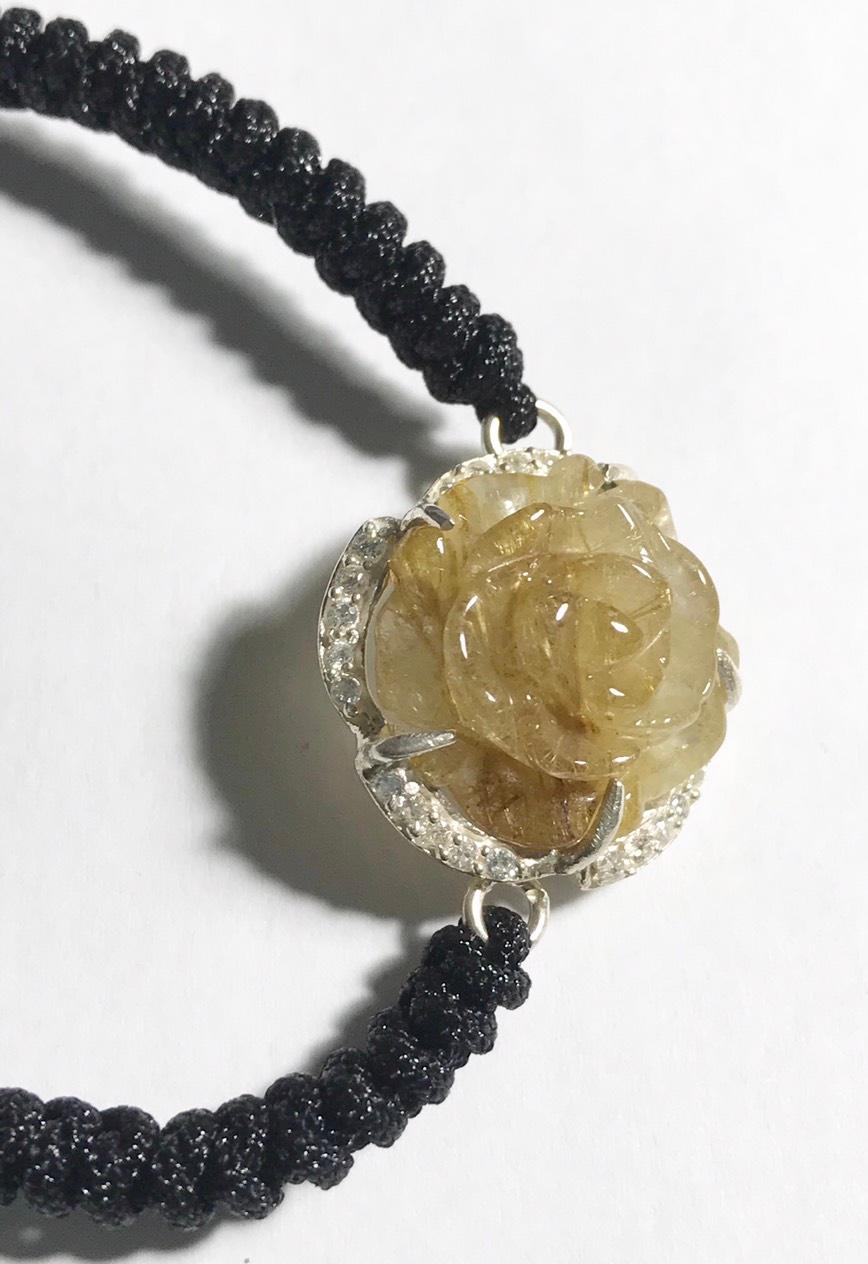 Hoa mẫu đơn đá thạch anh tóc vàng đã bọc bạc tết dây đen free size