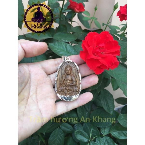 Mặt tượng bản mệnh trầm hương tốc bọc bạc.