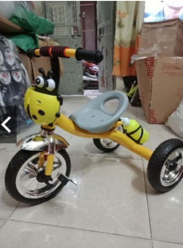 Xe 3 bánh bình nước có bàn đạp - màu cho bé gái - chọn màu ngẫu nhiên