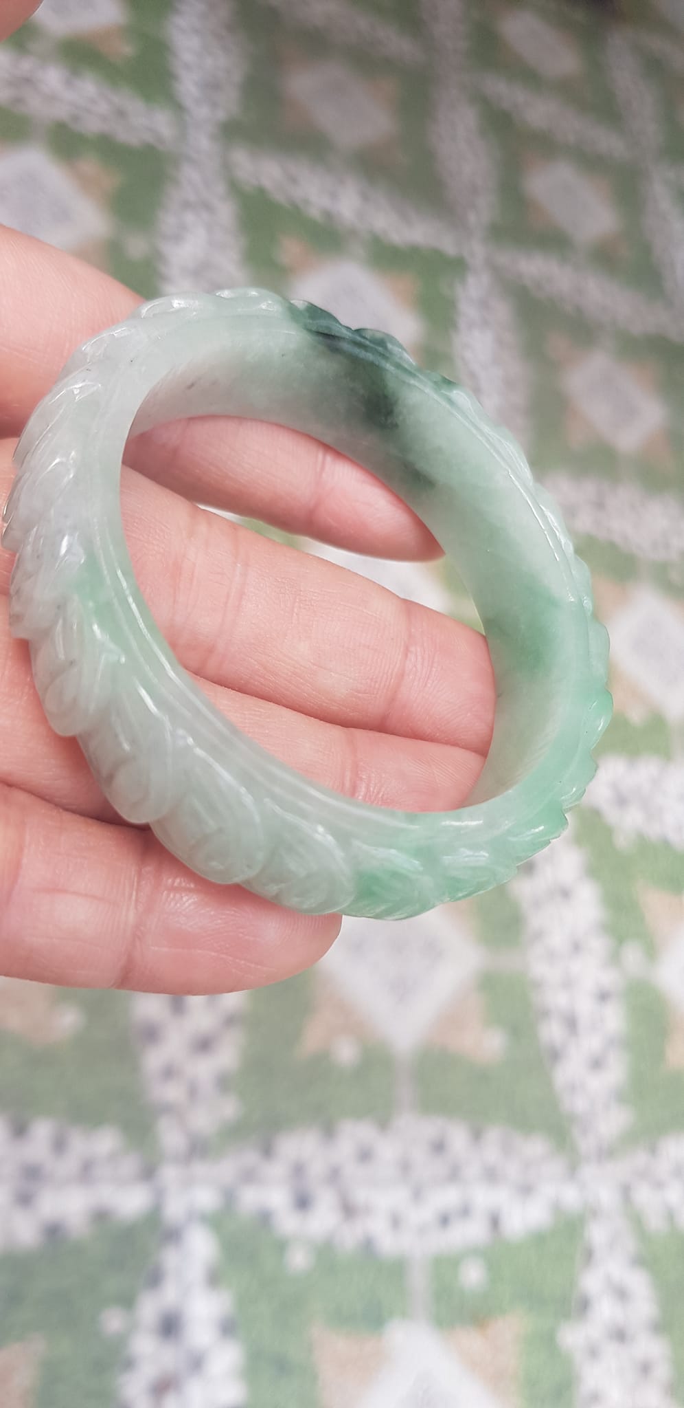 Vòng tay đá ngọc Cẩm Thạch dãy Đồng Tiền Tự nhiên Size 48mm x cao 13mm x dầy 7mm Màu trắng bóng ngọc ngà điểm xanh nhẹ đẹp may mắn tài lộc Nữ mệnh kim mệnh thủy tay nhỏ 35kg - 48kg đeo ạ
