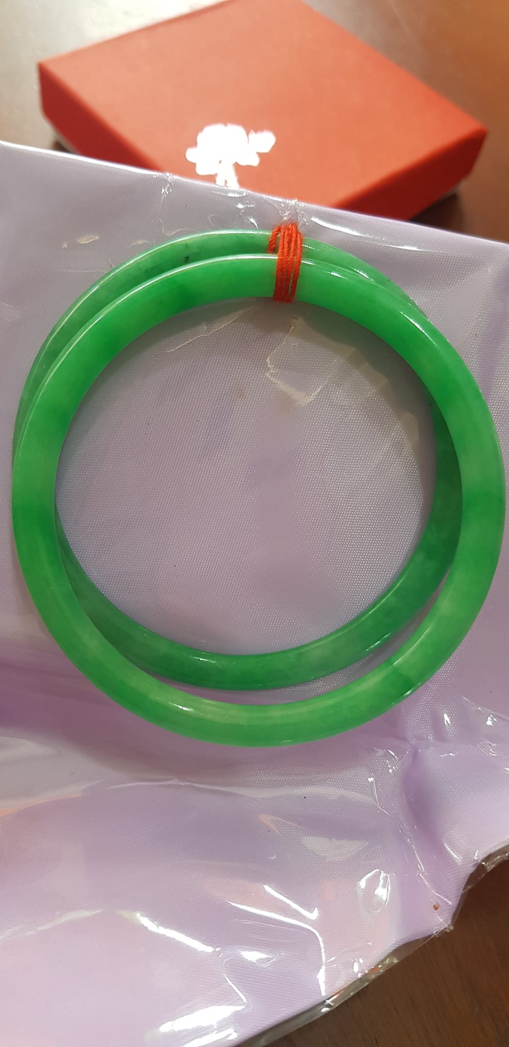 Cặp vòng cẩm thạch cọng Tròn T A Đẹp Sao N 55mm x dầy 5,2mm Cặp màu xanh Ngọc Tươi đều đẹp Nữ cân nặng tầm 54kg - 64kg đeo đẹp xinh tay ạ