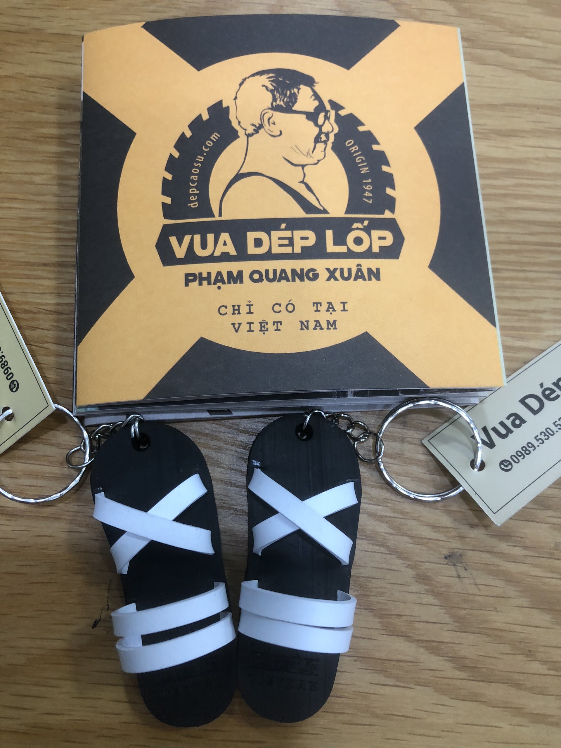 Móc khóa hình dép cao su thiết kế hợp thời trang tinh xảo được làm thủ công của nghệ nhân Vua dép lốp Phạm Quang Xuân