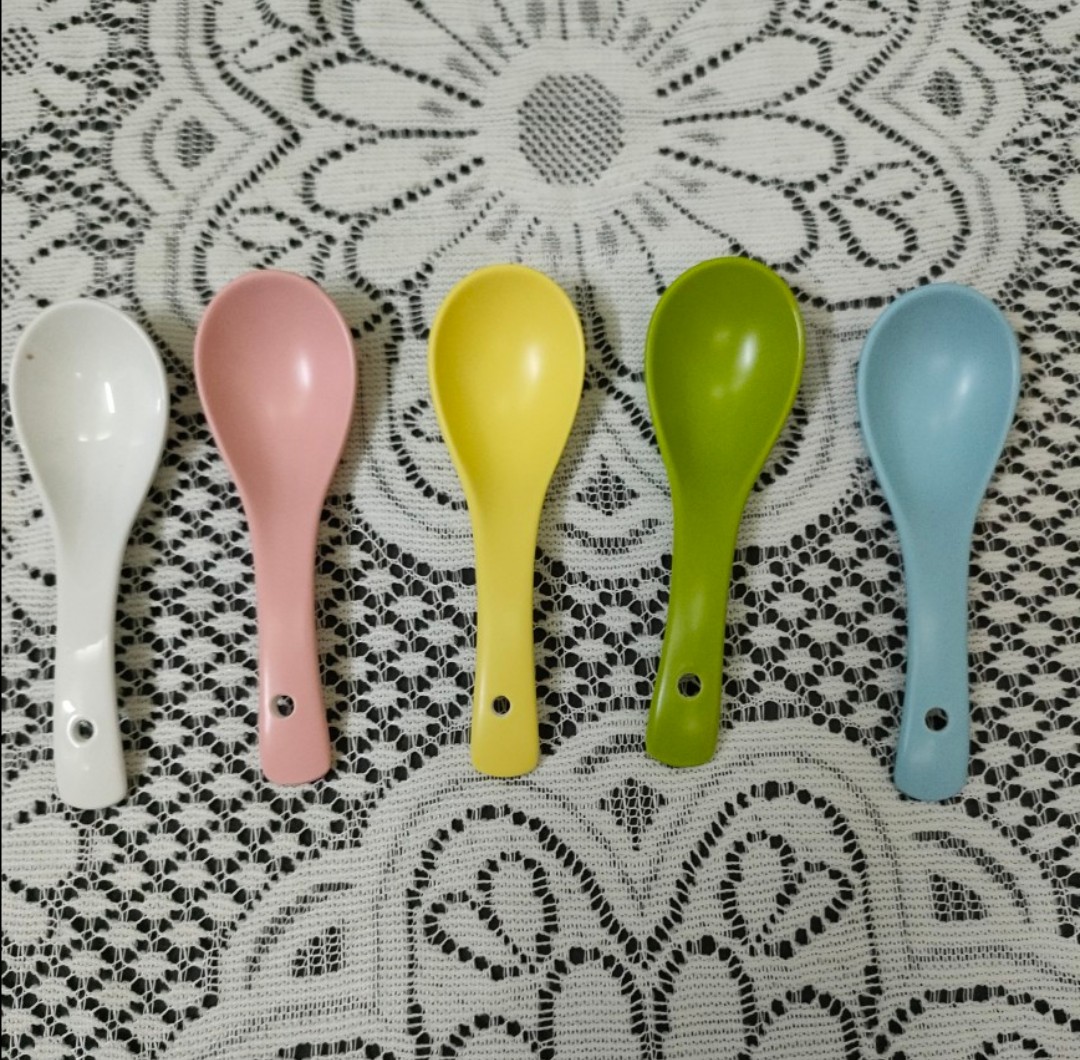 Thìa sứ màu xanh lá