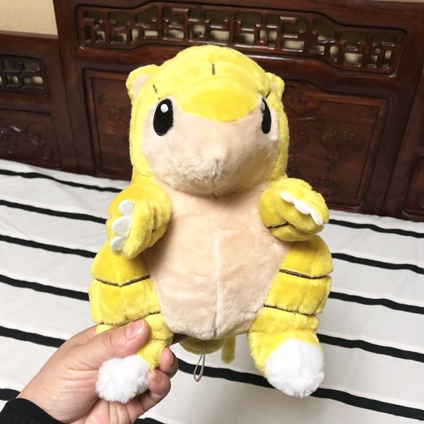 Gấu Bông Pokemon - Chuột Chũi Sandshrew Vàng Có Dây Kéo (25 Cm) Gb208 (Tặng 1 Móc Khóa Dây Da Pu Đính Đá Lấp Lánh