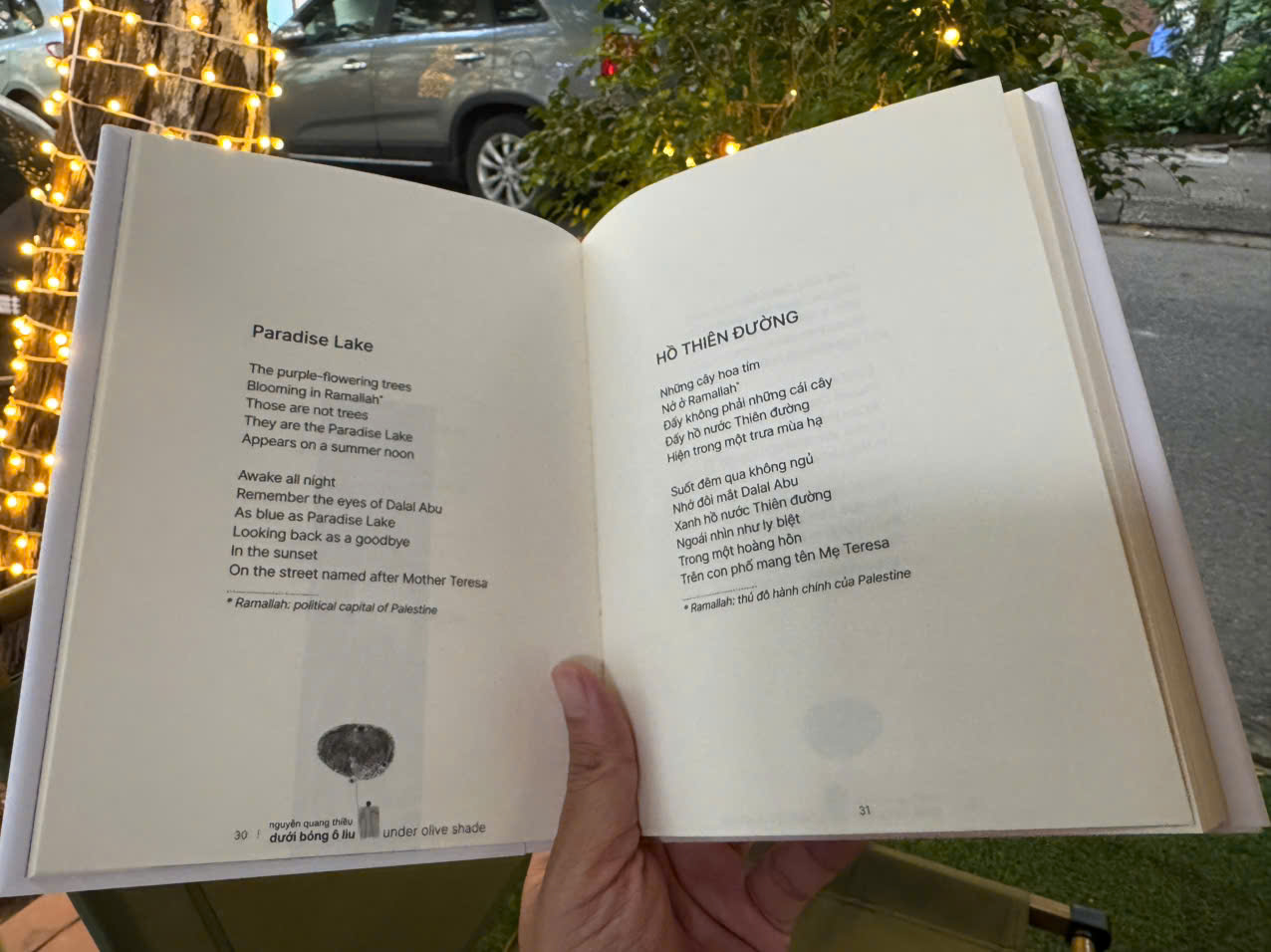 [Bìa dẻo, minh hoa có màu] DƯỚI BÓNG Ô LIU (UNDER OLIVE SHADE) – Nguyễn Quang Thiều – Nguyễn Thị Tuyết Ngân dịch  – NXB Hội nhà văn