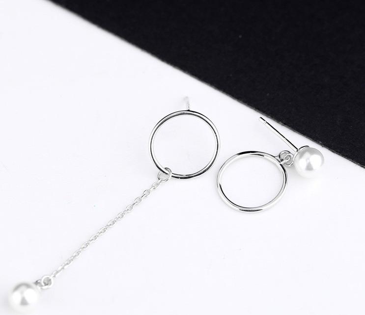 Đôi bông tai thiết kế vòng tròn, xích mảnh và ngọc trai bất đối