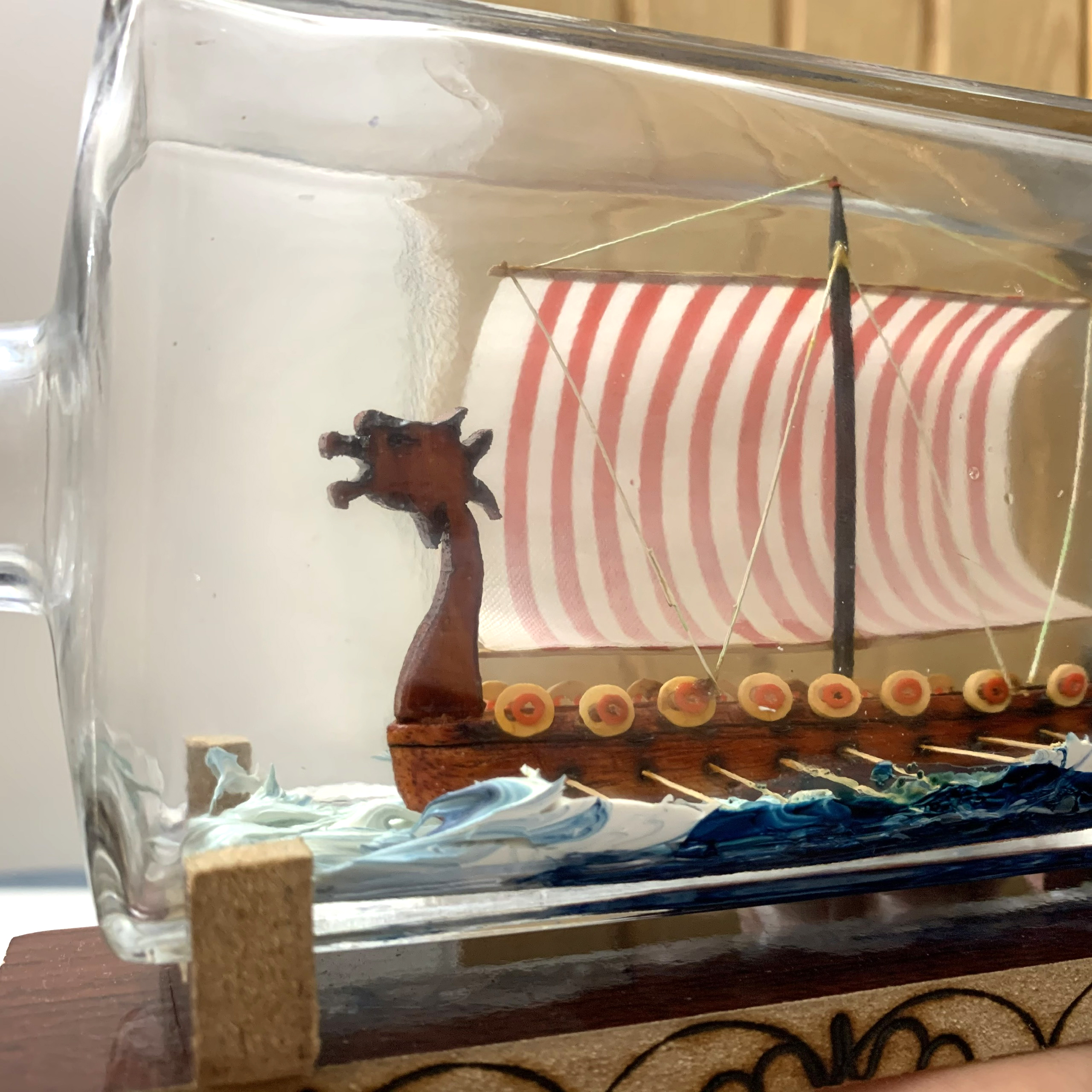 [Quà tặng đối tác] Mô hình thuyền gỗ Viking Longship trong chai thủy tinh kèm tiểu cảnh sóng biển - Dài 25cm