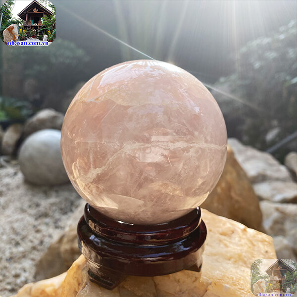 Quả cầu thạch anh hồng tự nhiên thu hút năng lượng tích cực 9.5cm-1.12kg-QC1025