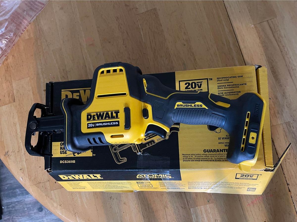 MÁY CƯA PIN CẦM TAY 20V MAX DEWALT DCS369D1- HÀNG CHÍNH HÃNG