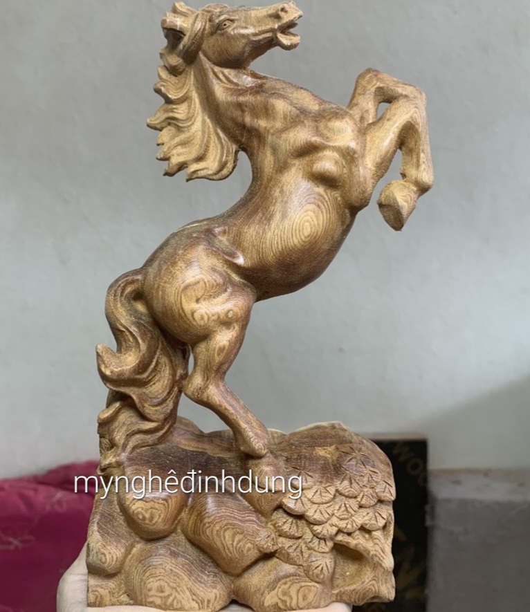 Tượng con ngựa nhất mã phi thiên bằng gỗ ngọc am thơm nức kt cao 20×10×6cm