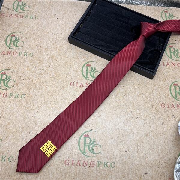 Cà vạt nam chú rể màu đỏ trầm song Hỷ vàng vuông 6cm tự thắt màu đỏ trầm kẻ ánh