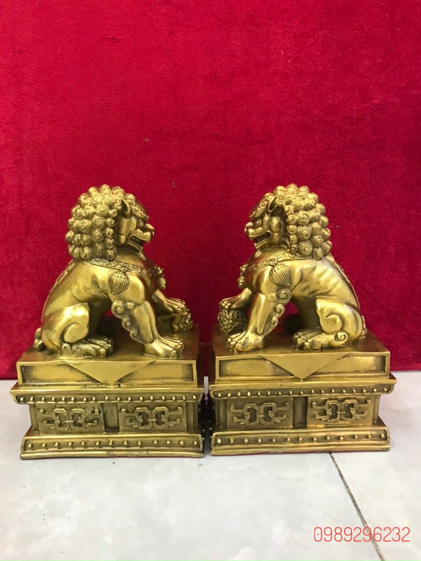 Cặp Nghê ngồi trên bệ bằng đồng vàng - Nghê Bệ phong thủy